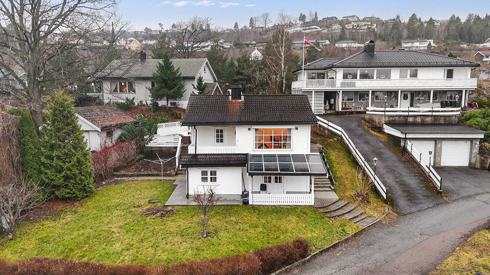 Her bor man usjenert i en rolig blindvei med kun fem boliger innenfor, omgitt av hyggelige naboer og et nærmiljø preget av lang botid og høy trivsel. Galleribilde