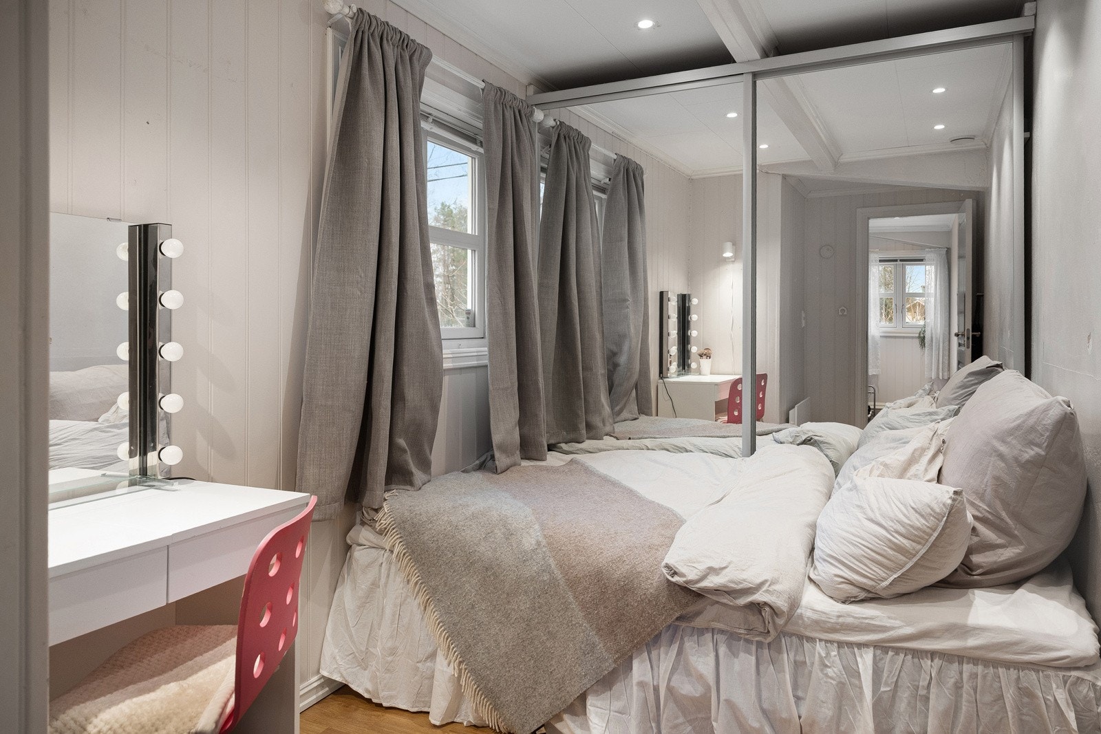 Soverom 3. Soverommene i underetasjen har plass til seng og garderobe, og kan benyttes som barne-, gjeste- eller kontorrom. Galleribilde