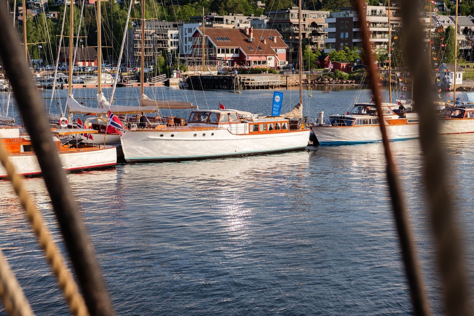 Tradisjonsrike trebåter på rekke i Sætre havn. Galleribilde