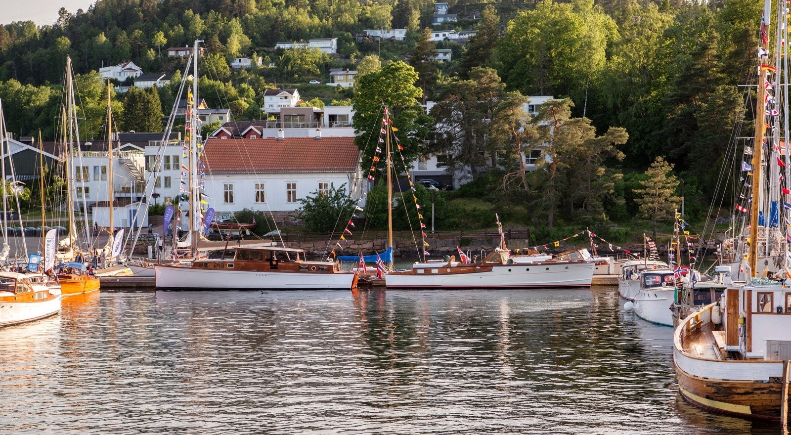 Småbåthavnen i Sætre fylles av klassiske trebåter under den årlige Asker Trebåtfestival. Galleribilde
