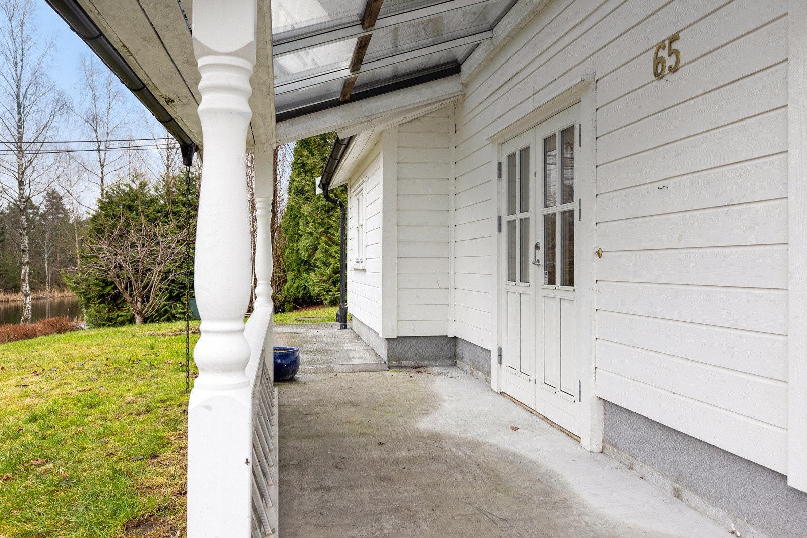 Innbydende hovedinngang med overbygd inngangsparti som gir en lun og skjermet ankomst. Galleribilde