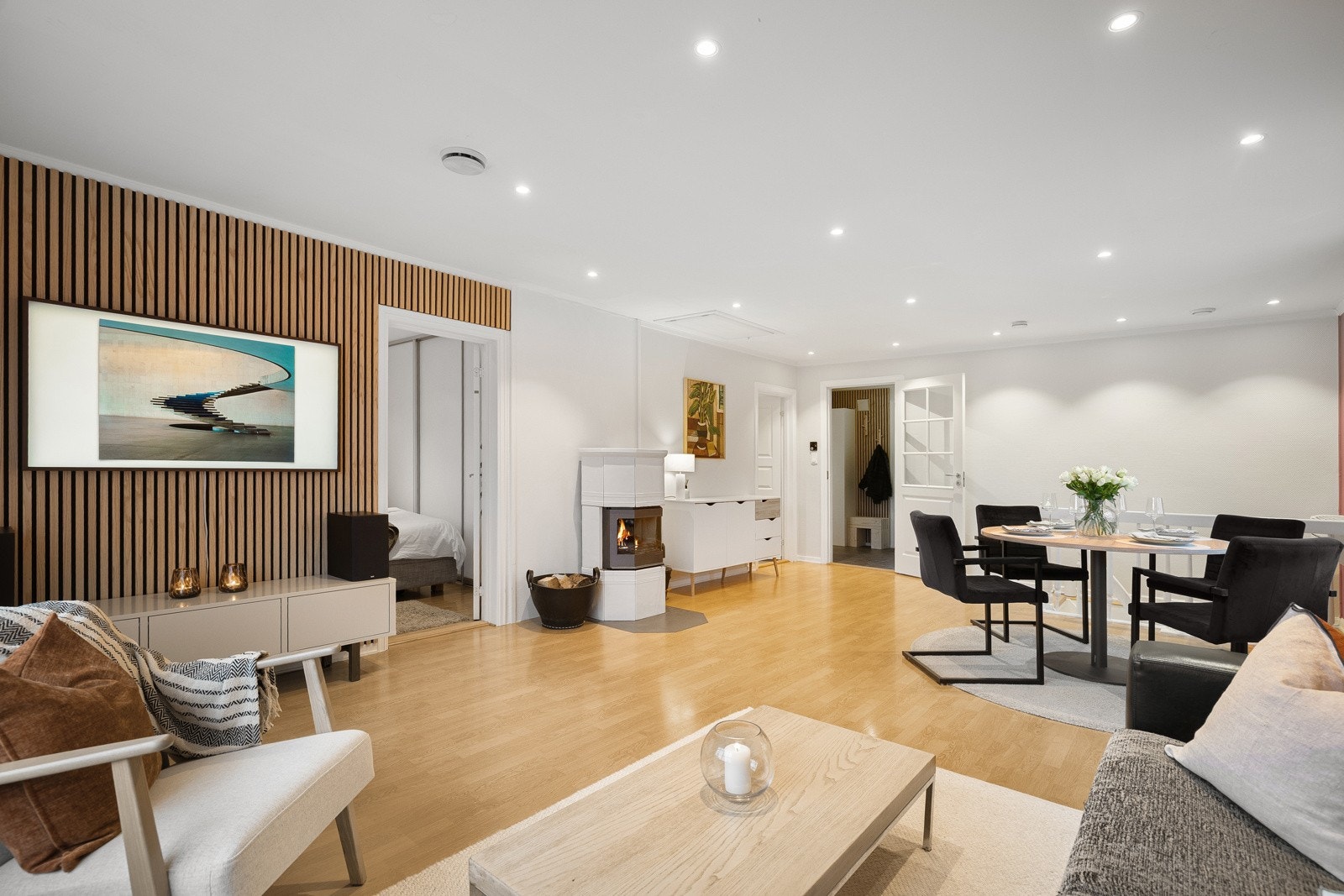 Stuen er romslig og innbydende med god plass til både sofagruppe og spisebord. Galleribilde