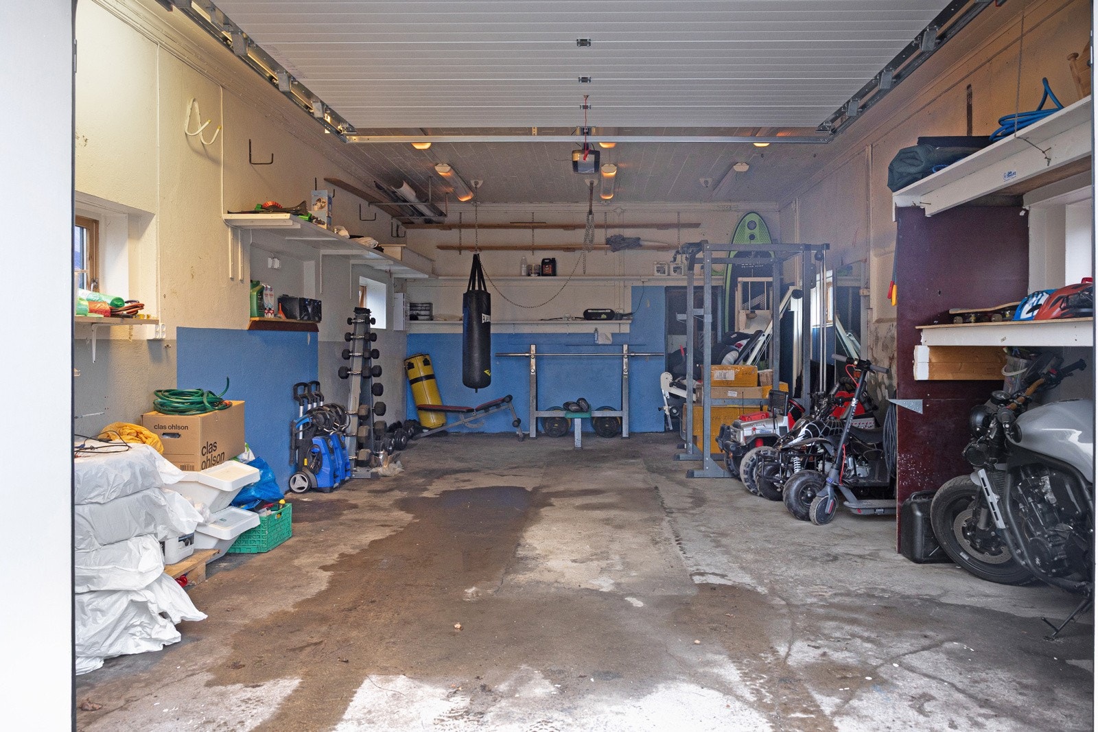 Romslig garasje med gode bruksarealer, velegnet til parkering av bil samt rikelig plass til lagring, verksted eller hobbybruk. Galleribilde
