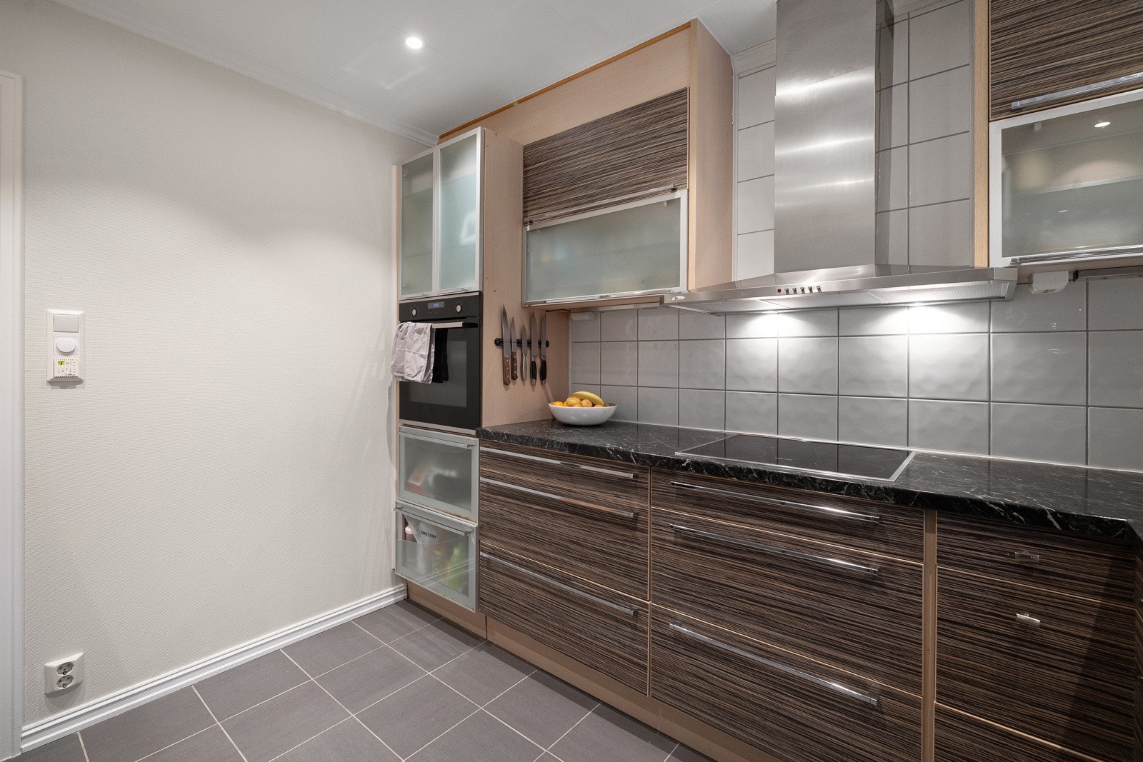 Det er tilrettelagt med integrerte hvitevarer bestående av induksjonstopp og stekeovn, mens kjøl/fryseskap i side by side -løsning samt oppvaskmaskin er frittstående. Galleribilde