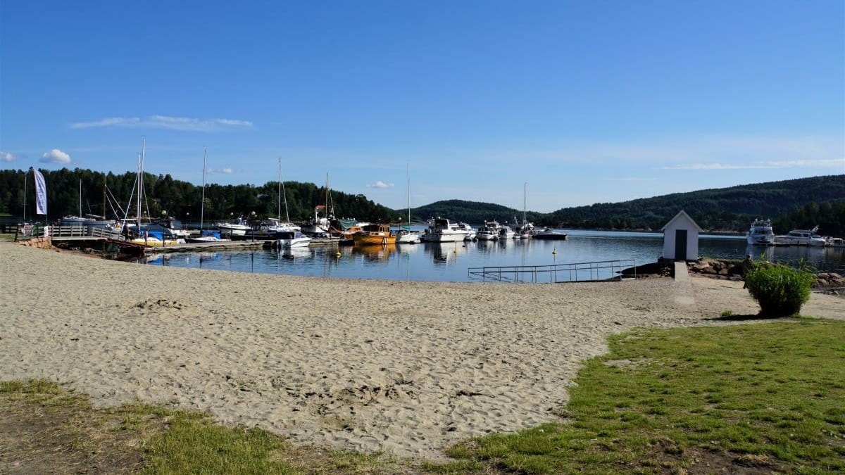 Sætre strand og gjestehavn med idyllisk beliggenhet og flott utsyn over Oslofjorden. Galleribilde