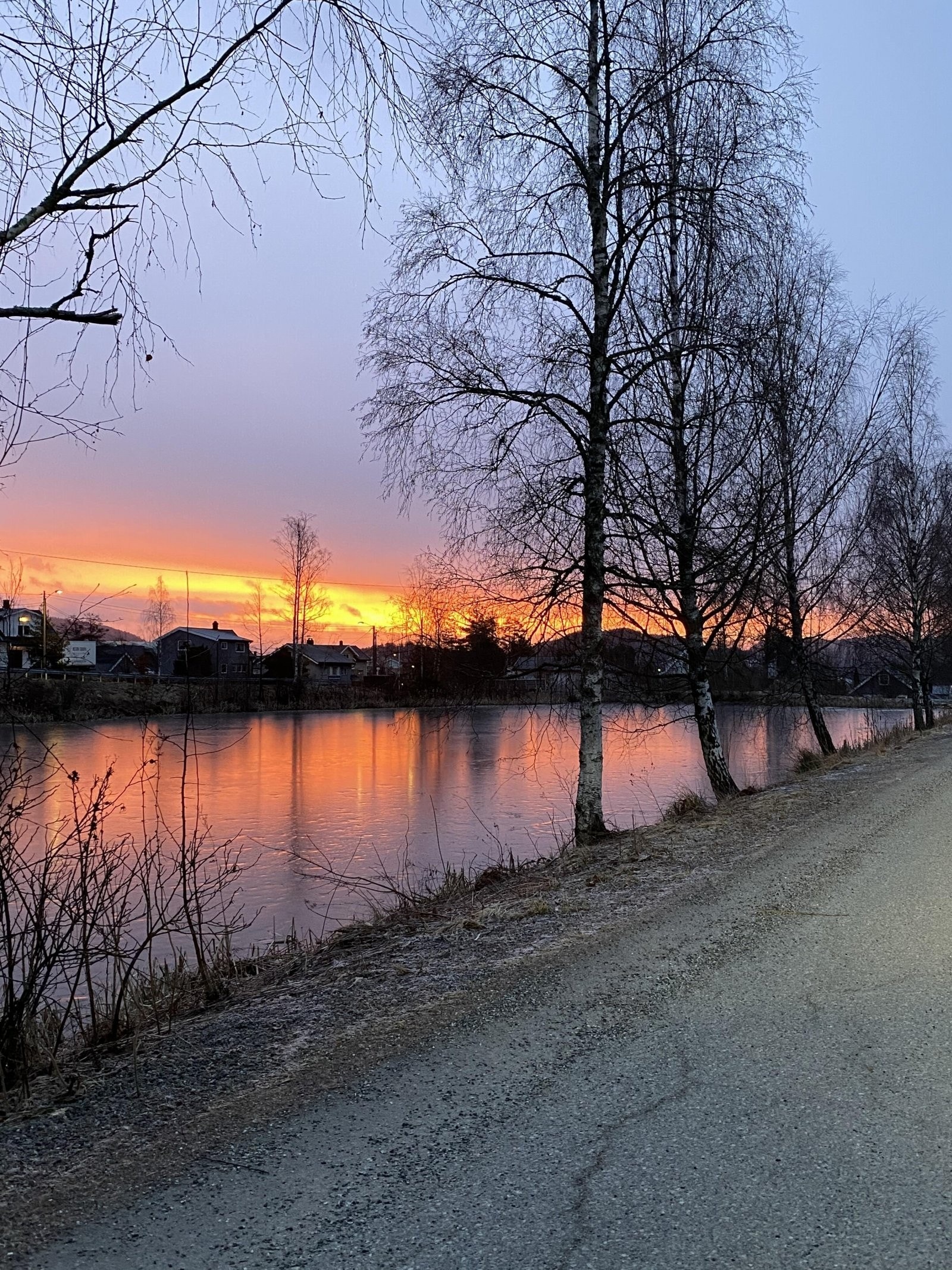 Mellomdammen byr på idylliske omgivelser og flotte kveldsturer langs vannet. Galleribilde