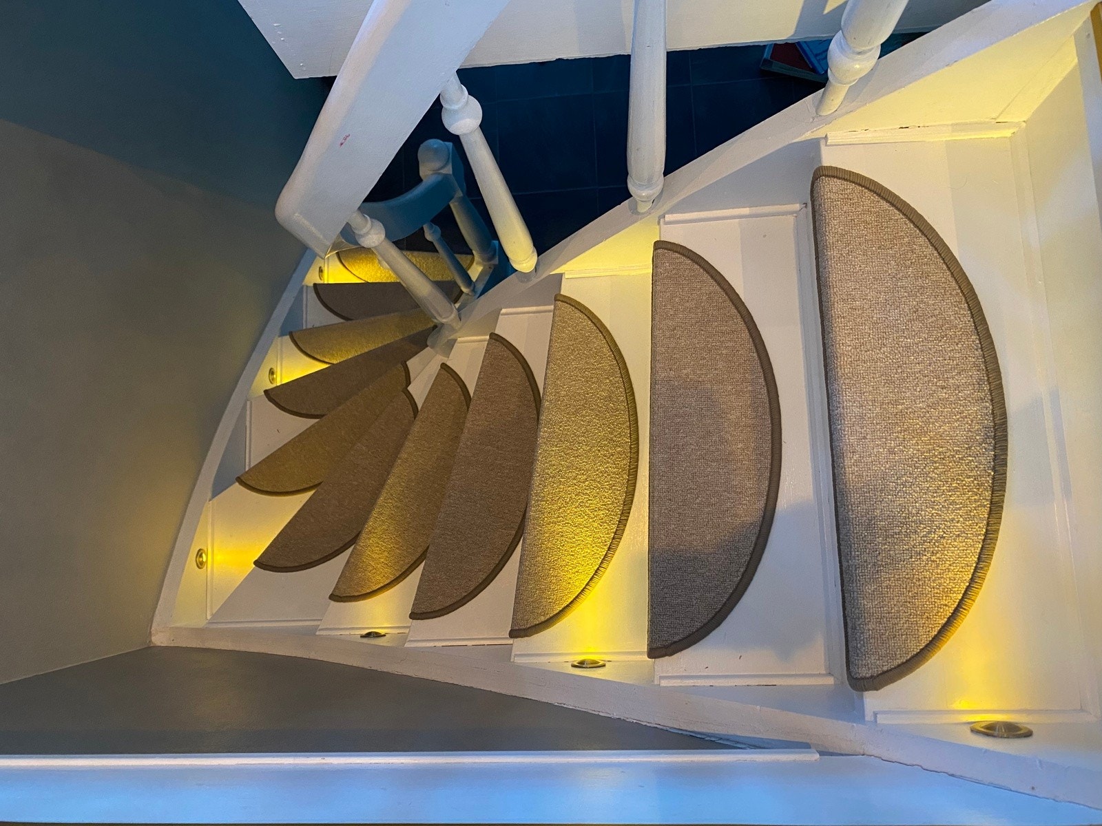 Trapp med gjennomført uttrykk, utstyrt med trinnløpere og diskret lyssetting. Galleribilde