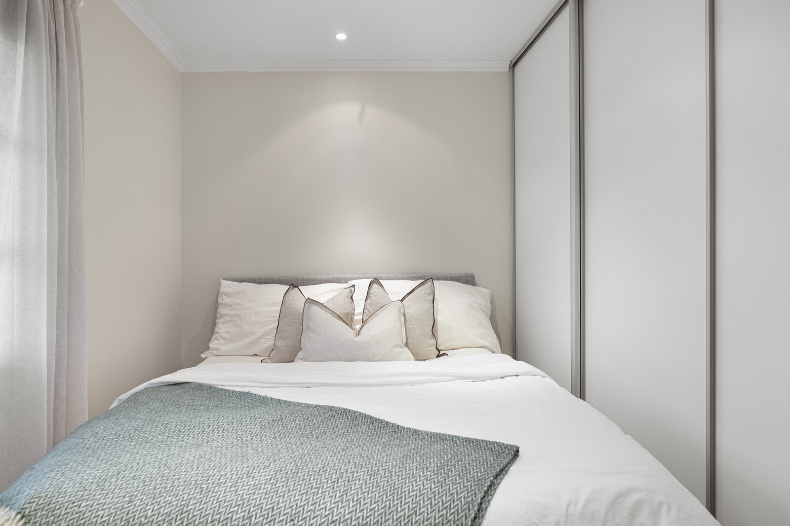 Soverommene fremstår med rolige fargevalg og gode lysforhold. Soverom 1. Galleribilde