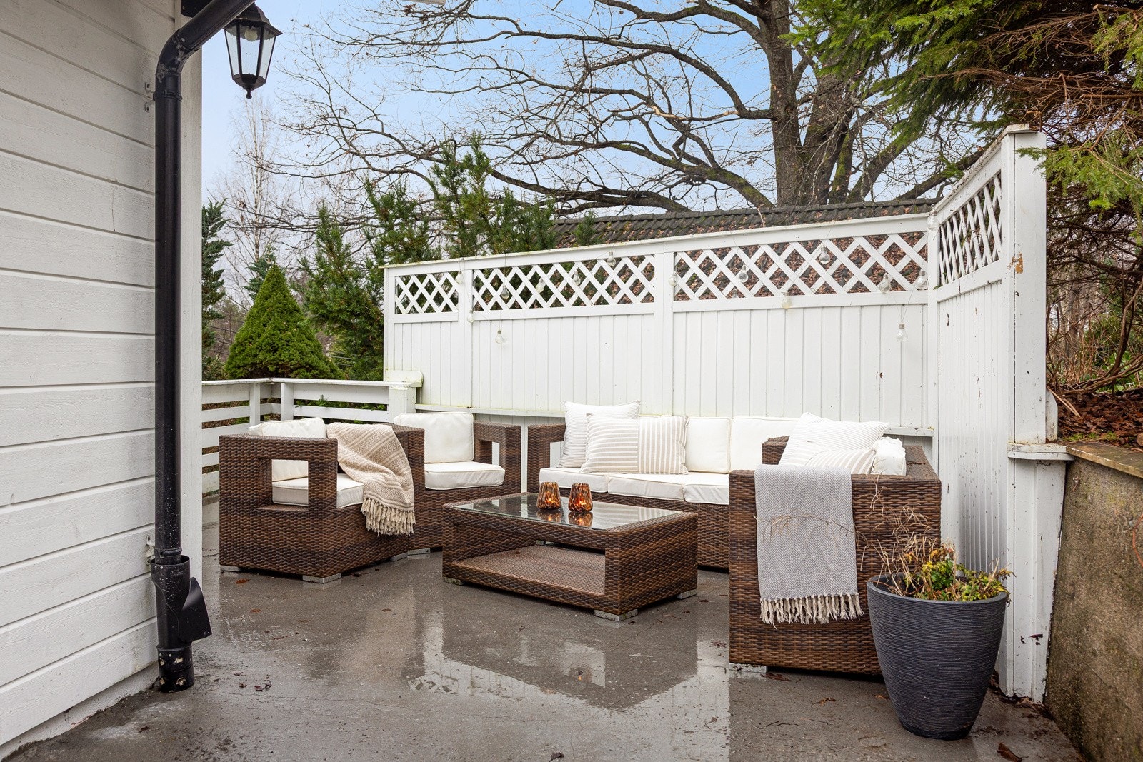 Solrik sittegruppe med god plass til utemøbler, skjermet av levegg for økt privatliv. Galleribilde