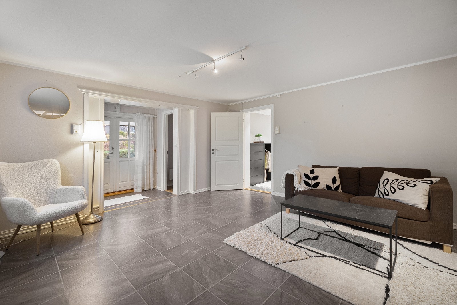 God plass til sofagruppe og møblering etter behov, og rommet egner seg godt som TV-stue. Galleribilde