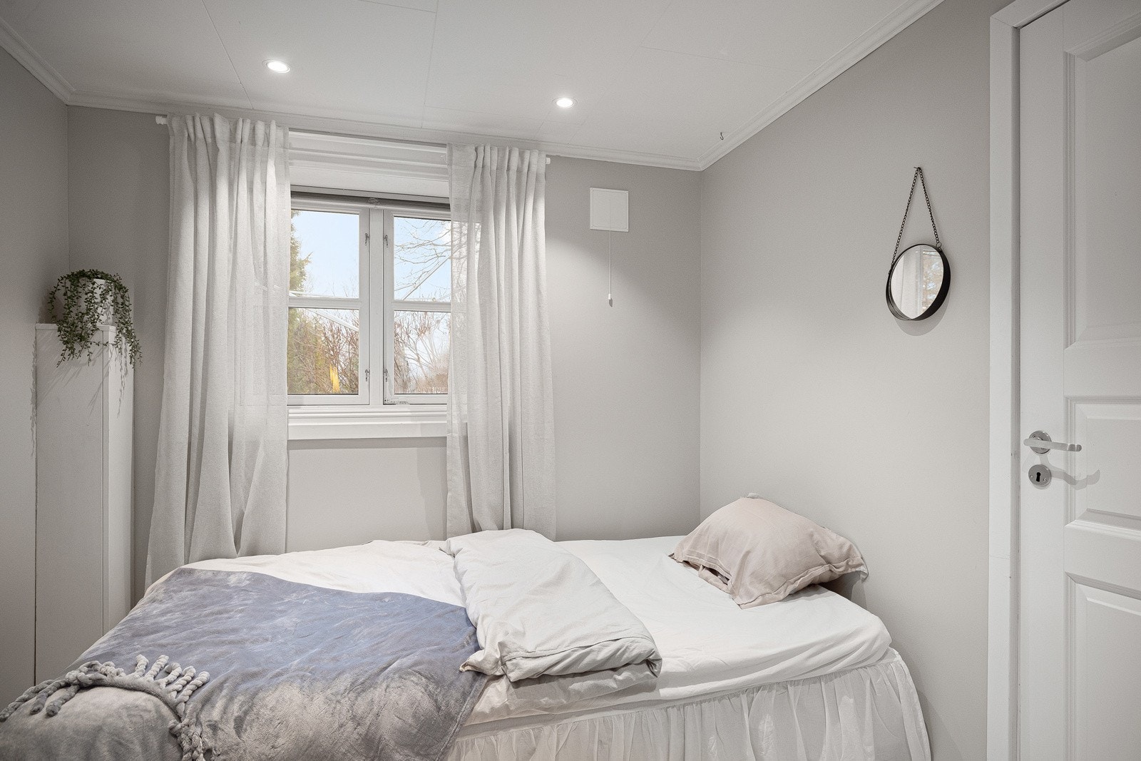 Soverom 4. Soverommene i underetasjen har plass til seng og garderobe, og kan benyttes som barne-, gjeste- eller kontorrom. Galleribilde