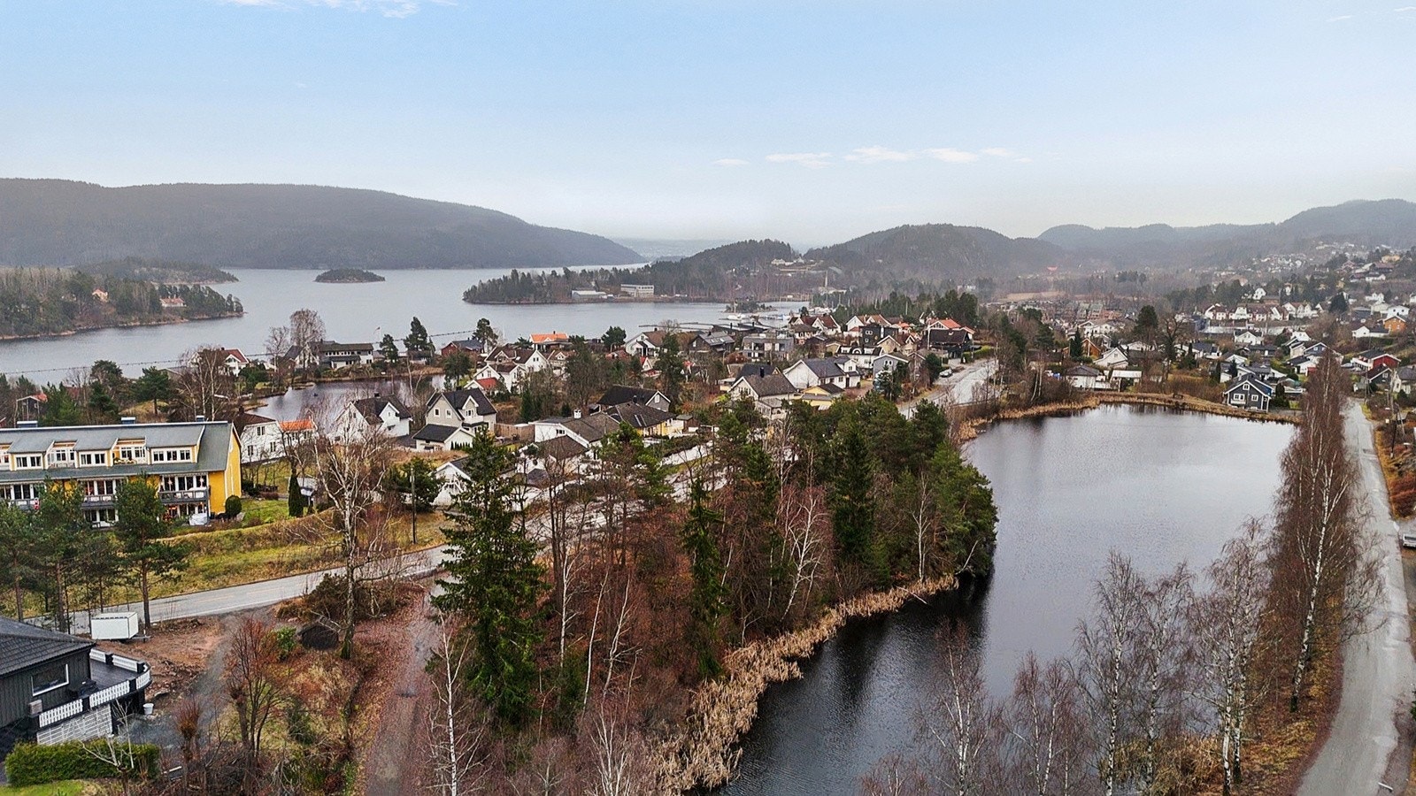 Umiddelbar nærhet til en koselig dam med rikt fugleliv gir området et idyllisk preg, og vinterstid blir dammen et populært samlingspunkt for skøyteglade barn og familier. Galleribilde