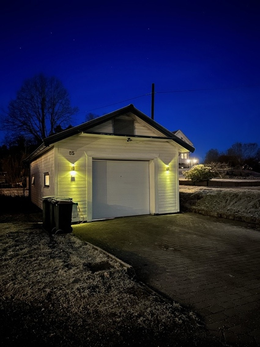 Frittstående garasje med bruksareal på ca. 42 m², med enkel adkomst og romslig oppstillingsplass på egen tomt. Galleribilde