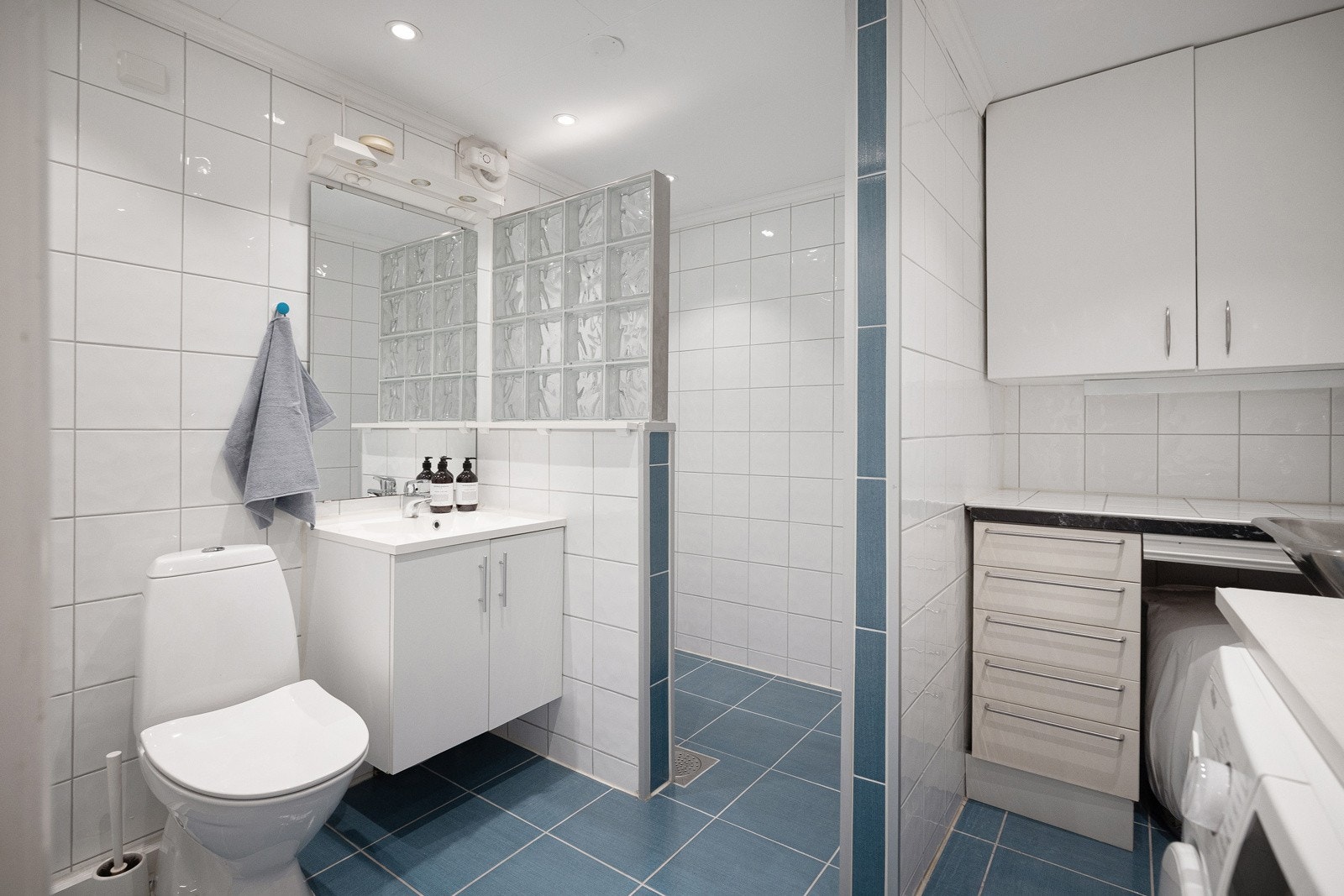 Kombinert bad/vaskerom med praktisk og gjennomført løsning. Galleribilde