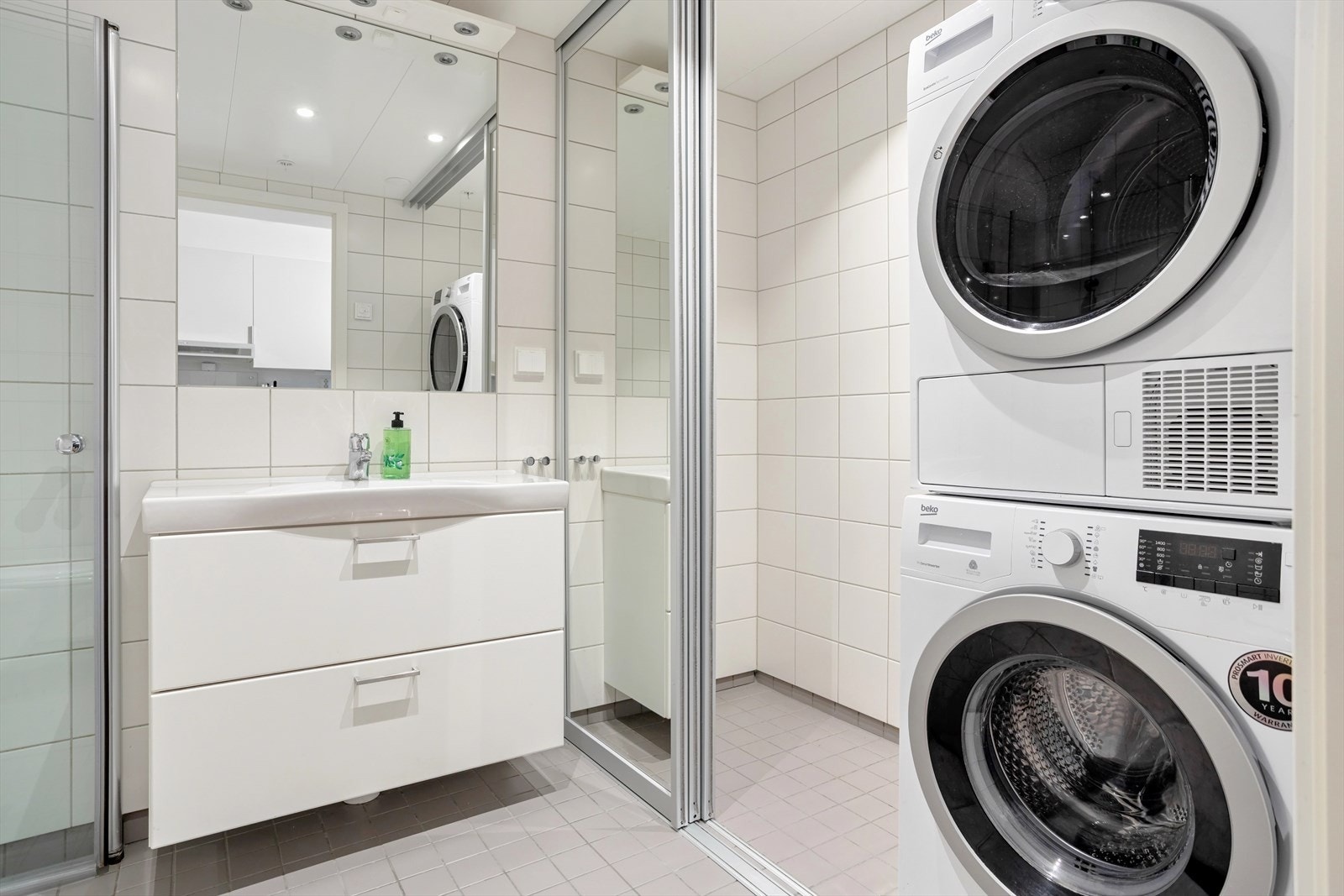 En praktisk løsning som kombinerer funksjonalitet med stil, perfekt for moderne hverdagsliv. Galleribilde