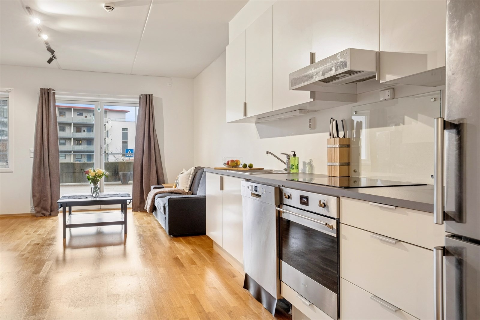 Stilrent kjøkken med god benkeplass. Åpent mot stue for sosial matlaging. Galleribilde