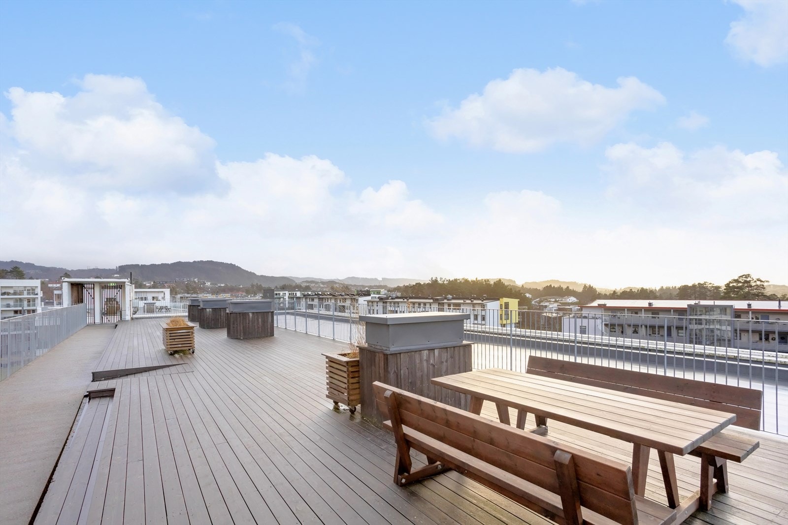 Den flotte takterrassen gir beboerne mulighet til å nyte solrike dager med panoramautsikt over nærområdet. Galleribilde