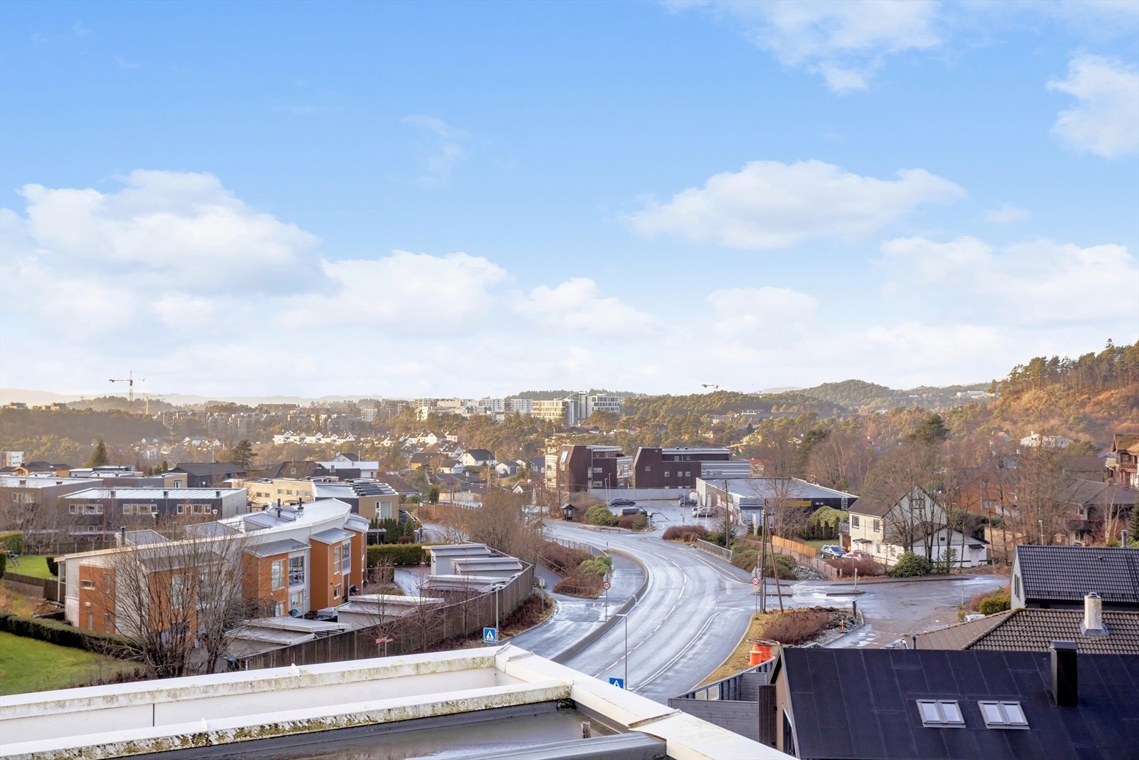 Den felles takterrassen er utstyrt med komfortable solstoler, perfekt for avslapping på varme dager. Her kan du nyte solen, utsikten og den gode atmosfæren. Galleribilde