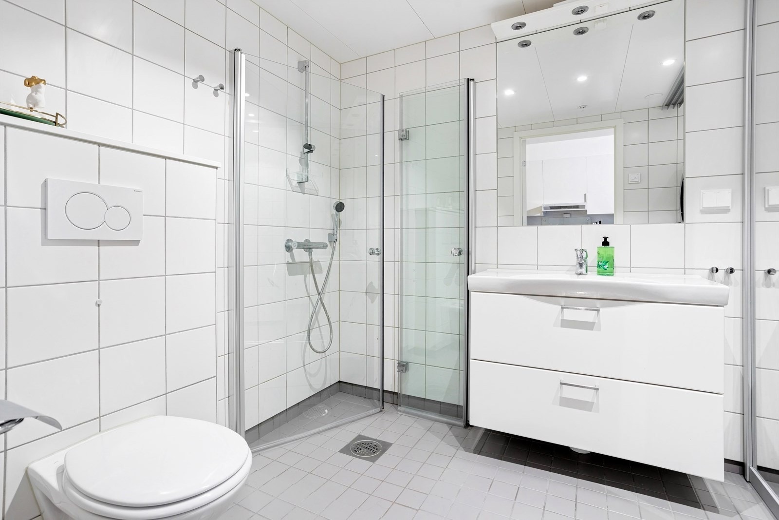 Badet fremstår moderne med flislagte overflater, dusjløsning med glassvegg og god plass til oppbevaring. Her får du en praktisk og behagelig start på dagen, med varme i gulvet og et tidløst uttrykk som passer de fleste stiler. Galleribilde