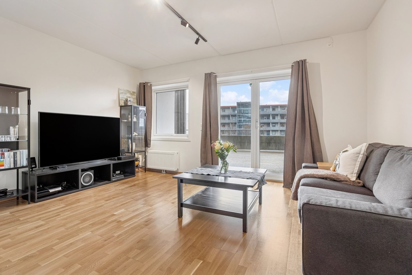 Store vindusflater slipper inn rikelig med dagslys og gir en flott utsikt mot nærområdet. Galleribilde