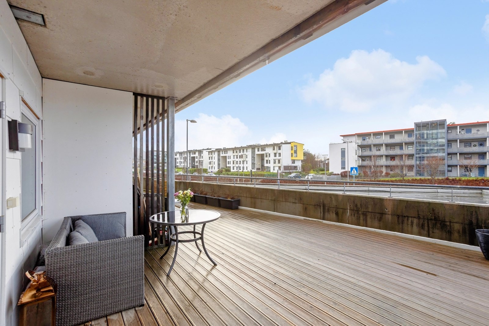 Solrik balkong med plass til både sittegruppe og planter. Perfekt for morgenkaffen eller en rolig kveld. Galleribilde