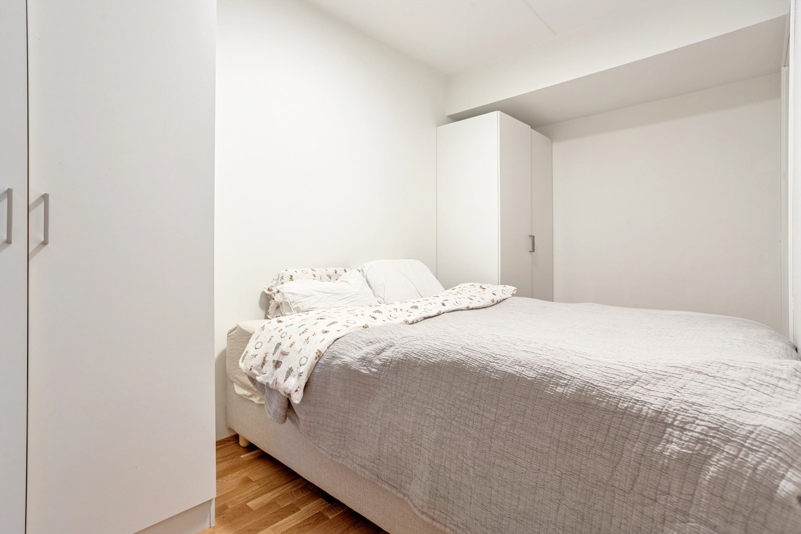 Hovedsoverommet byr på god plass til dobbeltseng, garderobeløsning og har en behagelig atmosfære. Galleribilde