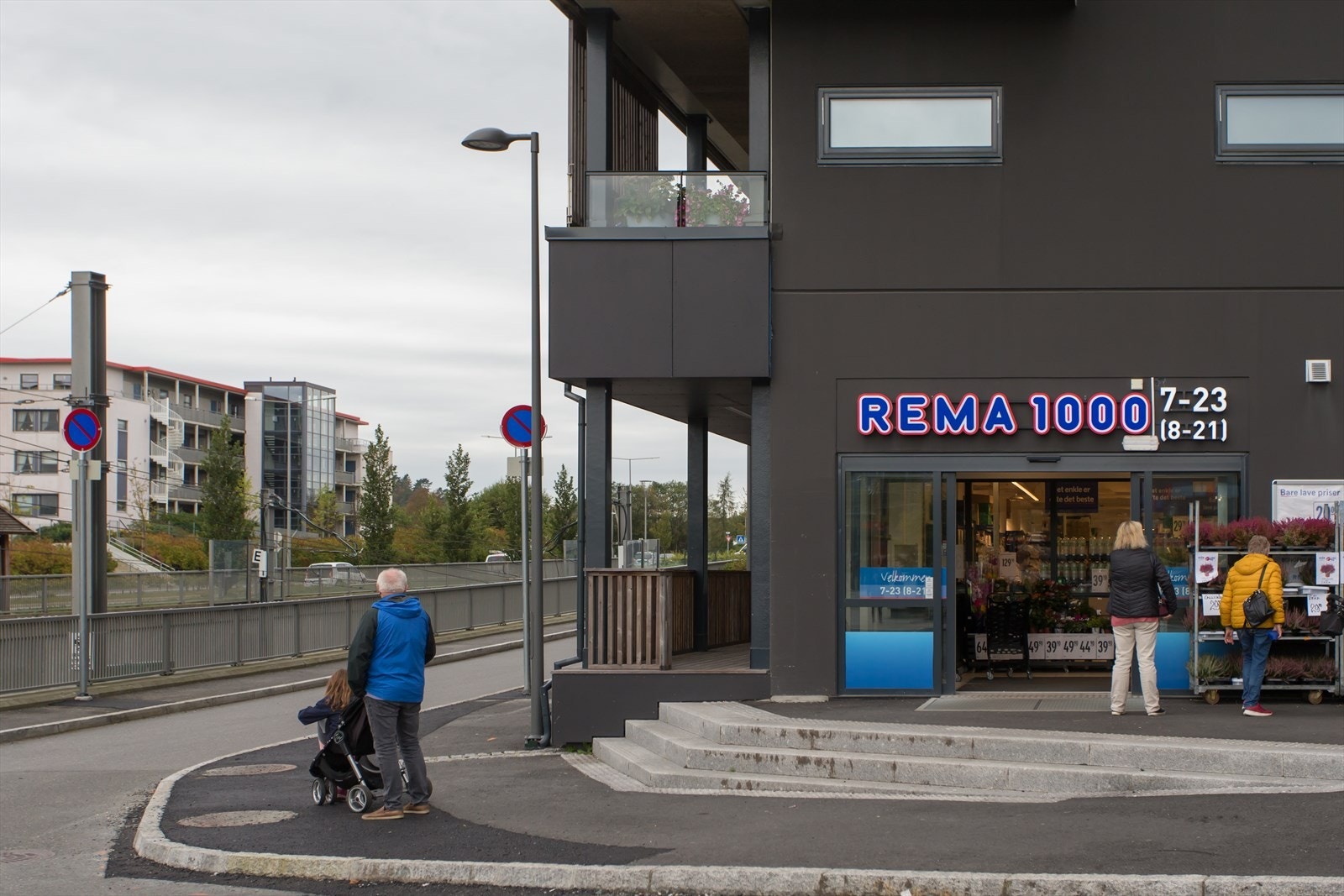 Dagligvare rett rundt hjørnet der Rema 1000 ligger kun et steinkast unna, på Steinsvikvegen 274. Her får du alt du trenger til hverdagen - fra ferske råvarer til husholdningsartikler. Galleribilde