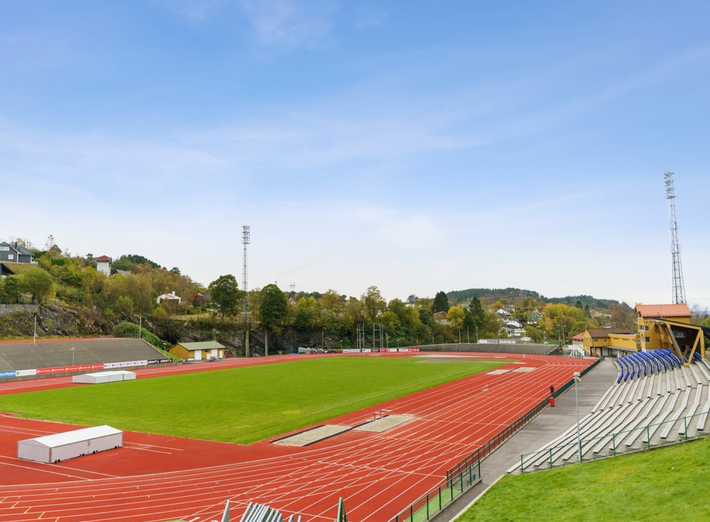 Fana Stadion ligger kun ca. 7 minutters kjøring fra leiligheten. Her finner du flotte fasiliteter for løping, friidrett og annen trening. Galleribilde