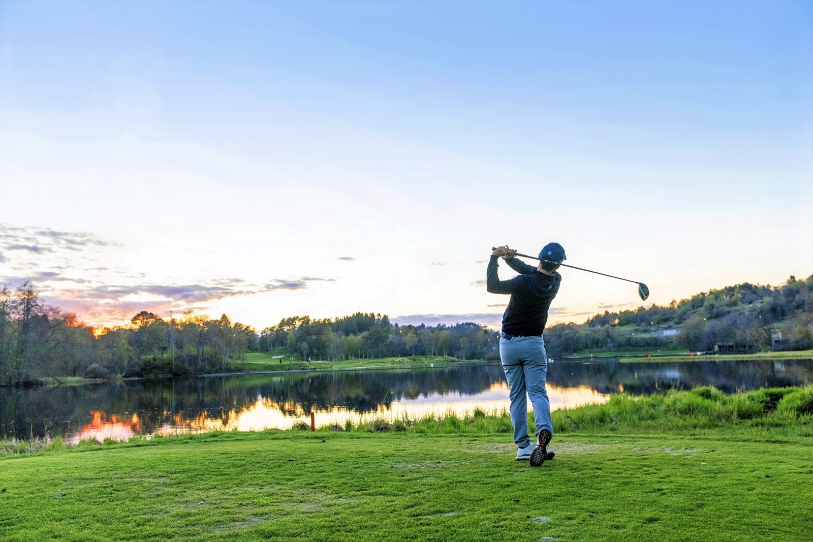 Fana Golfklubb ligger bare en kort kjøretur unna og tilbyr en flott 18-hulls bane i naturskjønne omgivelser. Enten du er erfaren golfspiller eller nybegynner, er dette et perfekt sted for både trening og avslapning i grønne omgivelser. Galleribilde