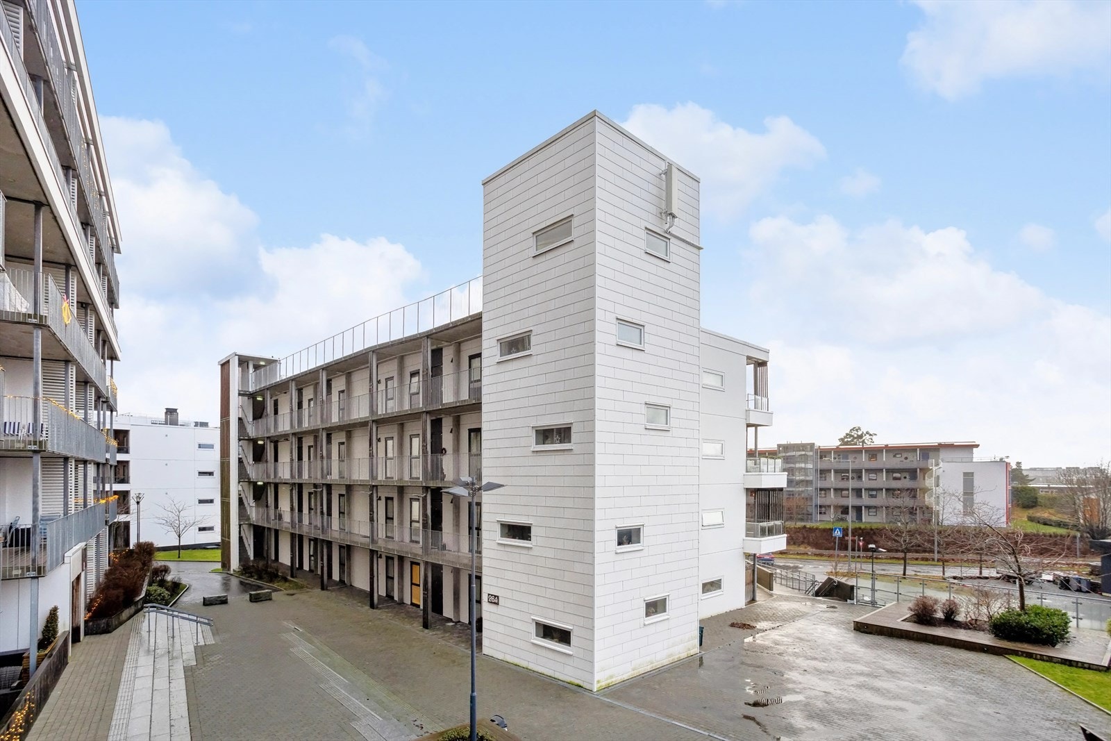 Alt du trenger - rett i nærheten - Beliggenheten byr på kort vei til dagligvare og spisesteder: Rema 1000, iSushi og Venezia Pizzeria ligger bare noen minutter unna. Et perfekt sted for deg som ønsker en enkel og behagelig hverdag. Galleribilde