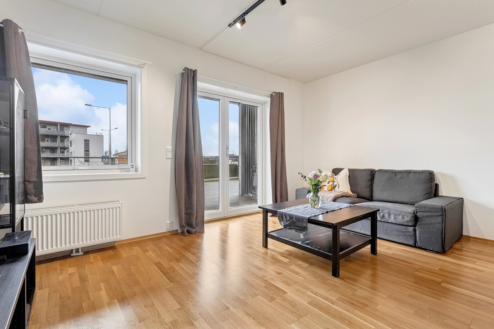 Den åpne stue- og kjøkkenløsningen kombineres med ekstra takhøyde og store vindusflater som gir en fantastisk romfølelse og slipper inn rikelig med naturlig lys gjennom hele dagen. Galleribilde