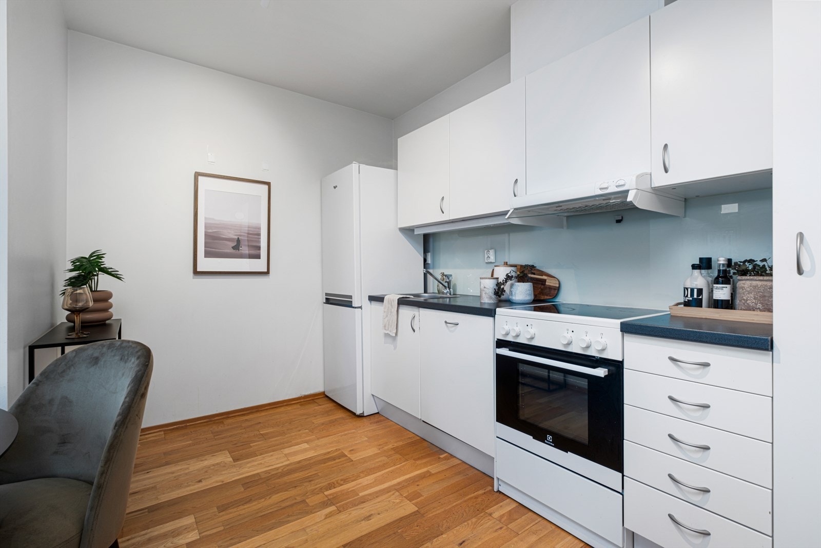 Kjøkkenet er innredet med integrerte hvitevarer som oppvaskmaskin og ventilator. Galleribilde