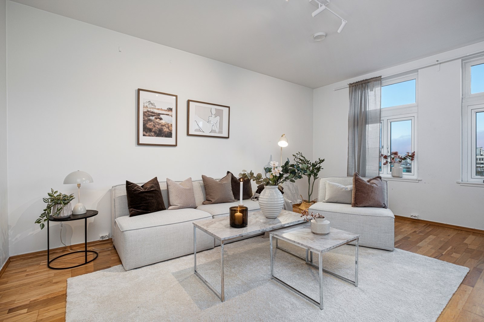 Leiligheten består av et romslig soverom, flott stue- og kjøkkenløsning, et pent bad og en praktisk entre med god oppbevaringsplass. Galleribilde