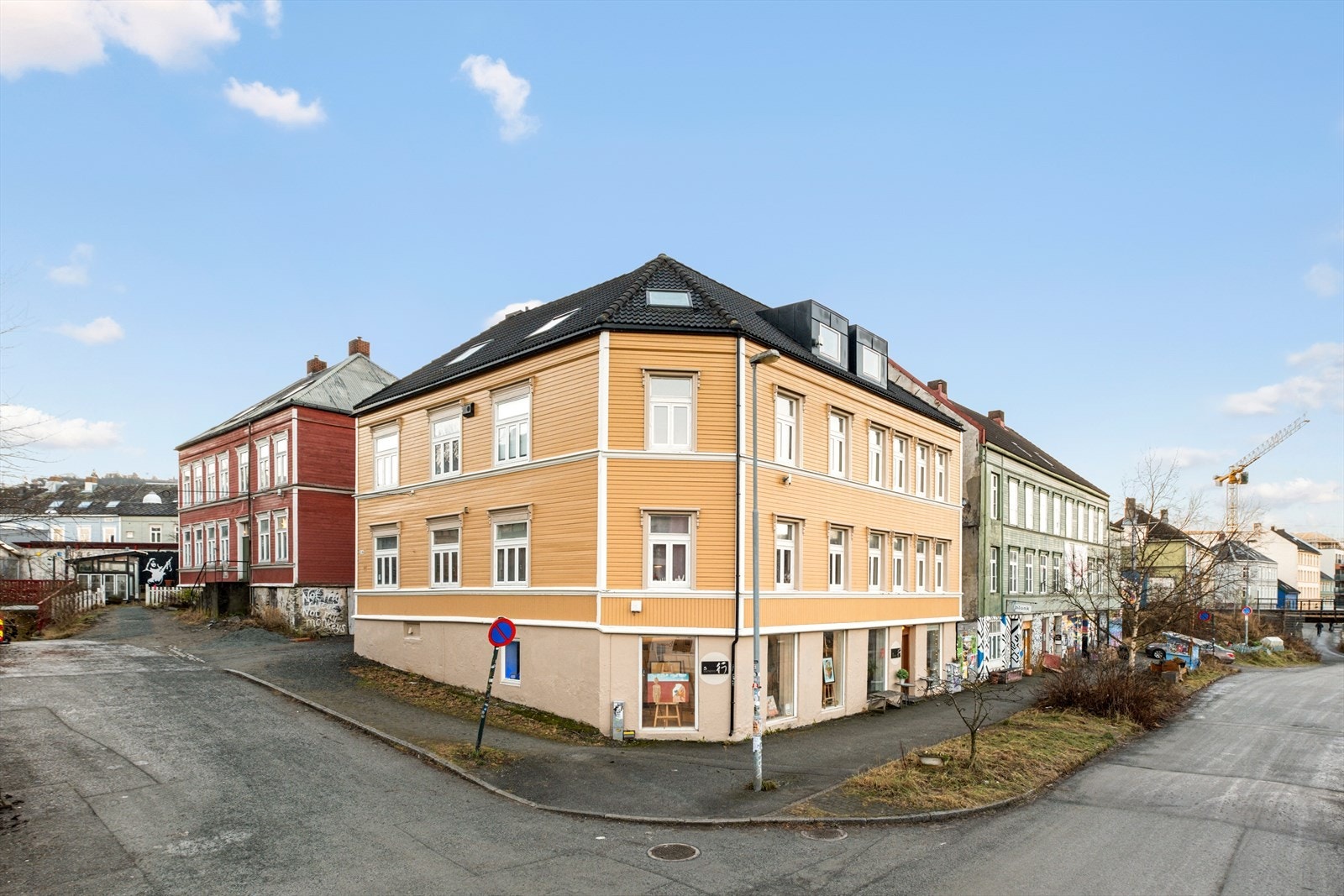 Leiligheten har en flott beliggenhet med gangavstand til sentrum som byr på "alt" av servicefasiliteter, samt korte avstander til park- og turområder. Galleribilde