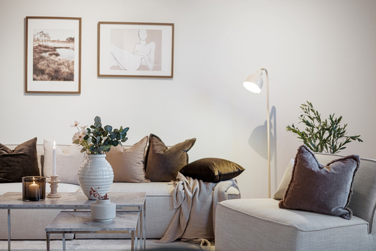 Her får du en delvis åpen løsning mellom stue- og kjøkken på til sammen 33,5m². Galleribilde