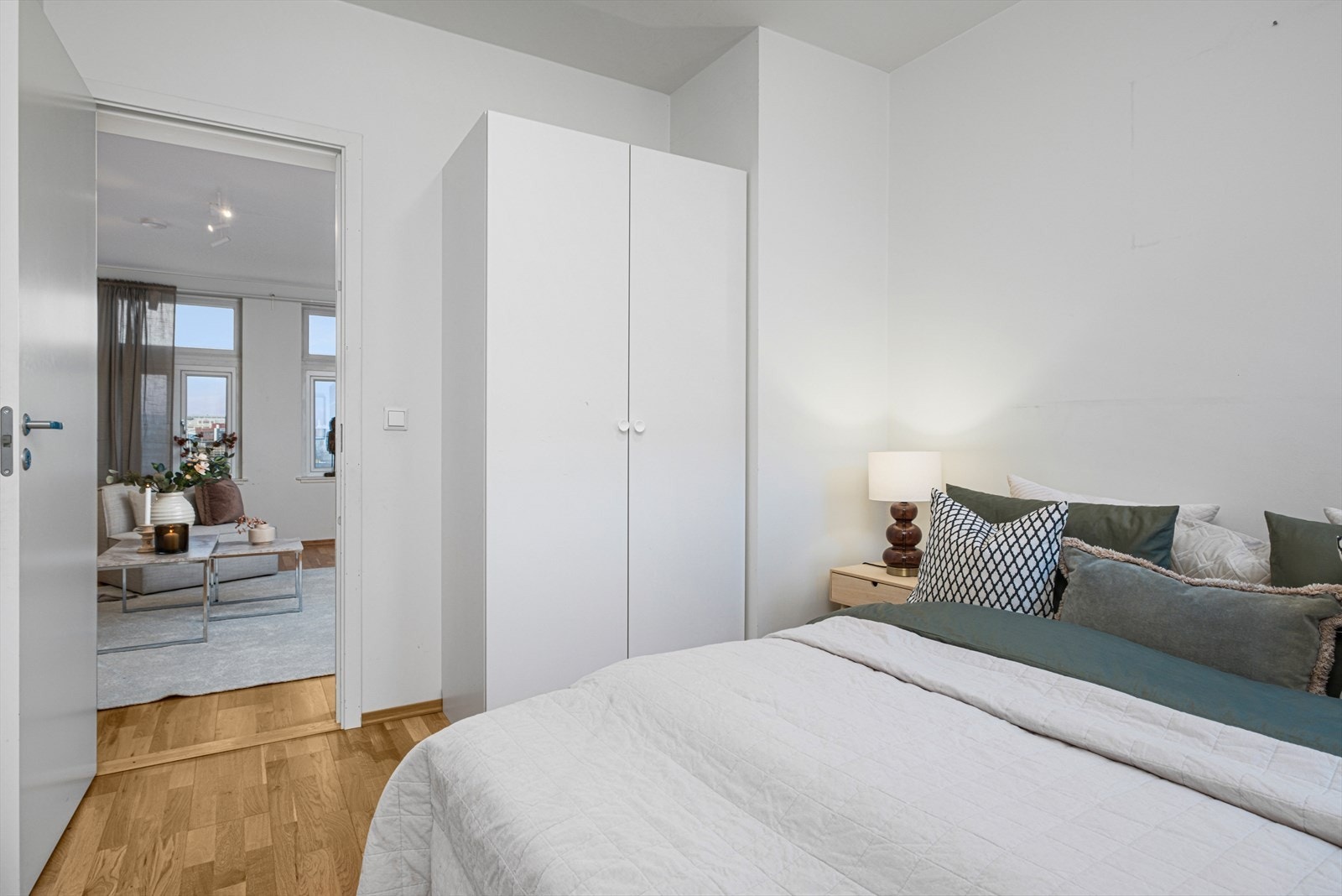 Det byr på gode møbleringsmuligheter og praktiske garderobeløsninger. Galleribilde