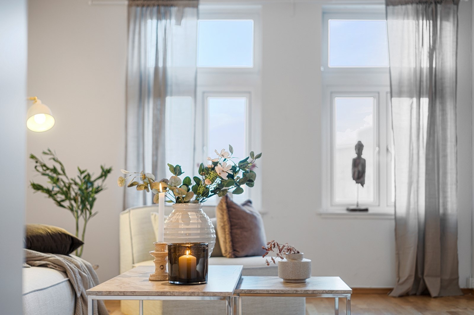 Leiligheten har gjennomgående generøse vindusflater som byr på rikelig med naturlig lysinnslipp. Galleribilde