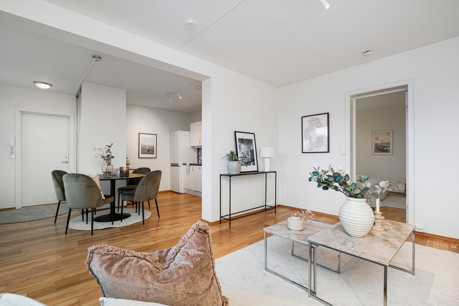 Den åpne løsningen gir en god følelse i rommet og byr på gode møblerngsmuligheter. Galleribilde