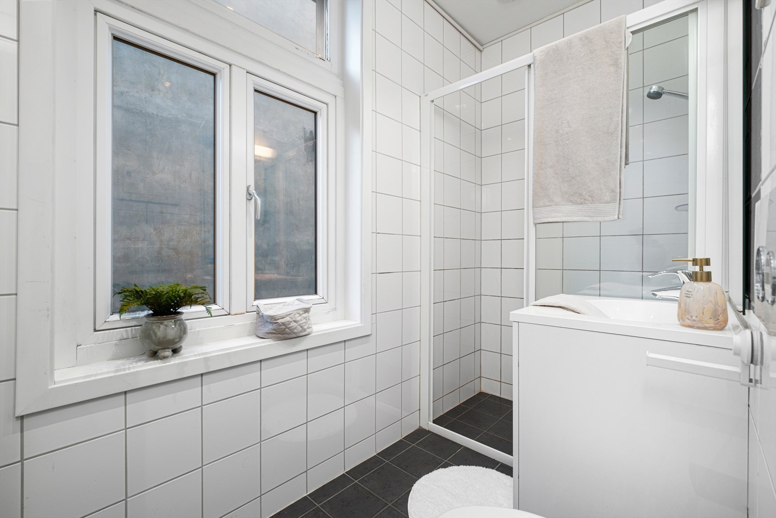 Pent bad som ligger i tilknytning til soverommet, som gir en luksuriøs følelse av et master-soverom. Galleribilde