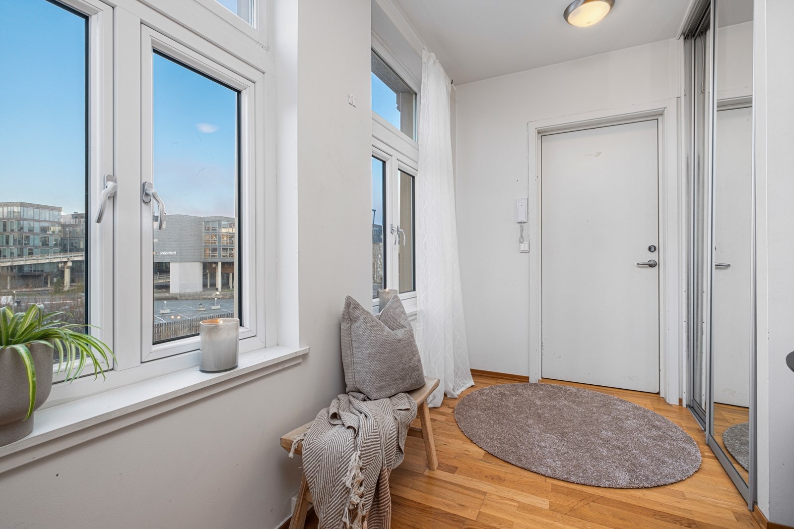 Her får du en flott entre med store vindusflater og en praktisk skyvedørsgarderobe med speildører. Galleribilde