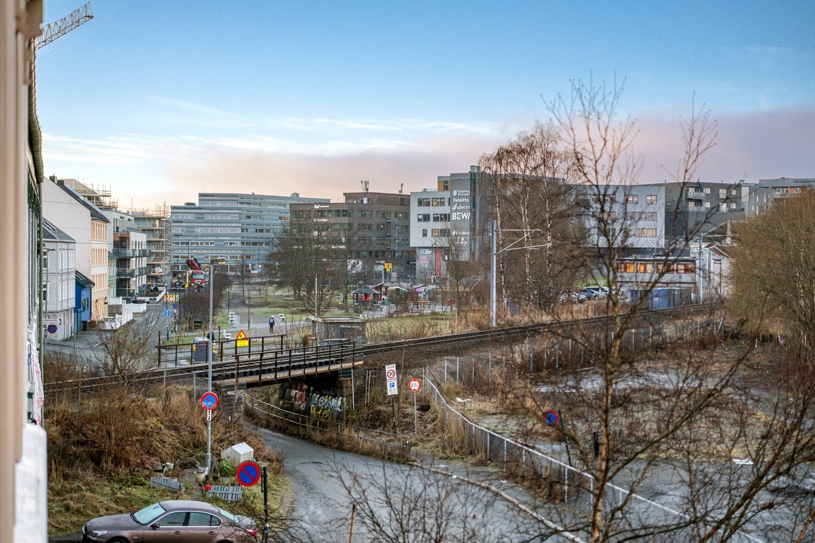 Her får du utsikt til Solsiden og flotte parkområder ved Lademoen stasjon. Galleribilde