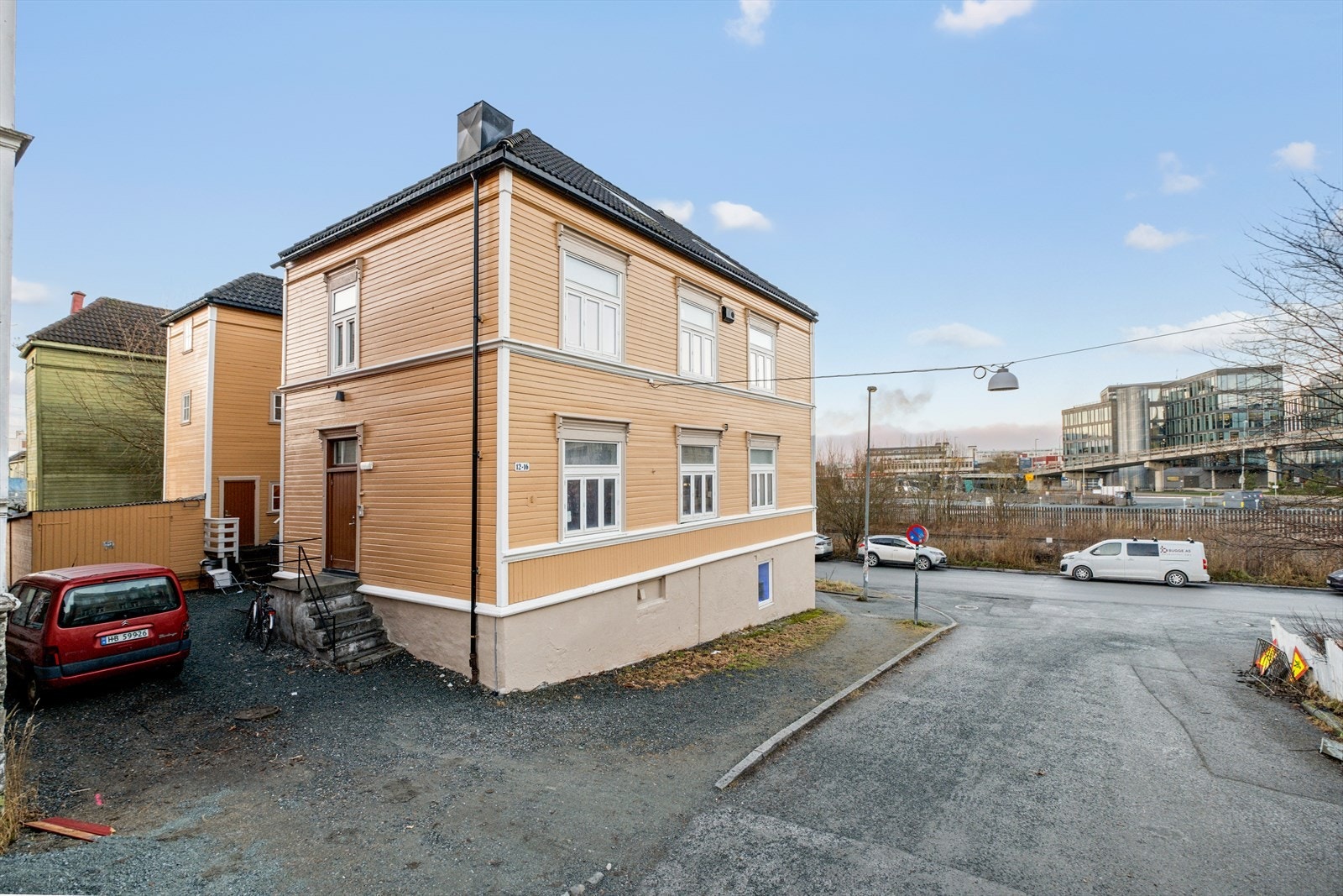 Like ved leiligheten er det både togstasjon og bussforbindelser med gangavstand. Galleribilde