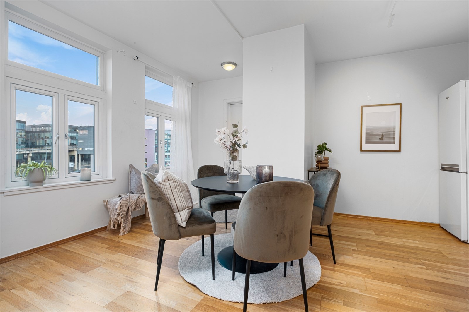 Leilighetens praktiske utforming gir muligheter for flere seksjoner for både spisebord og sofakrok. Galleribilde