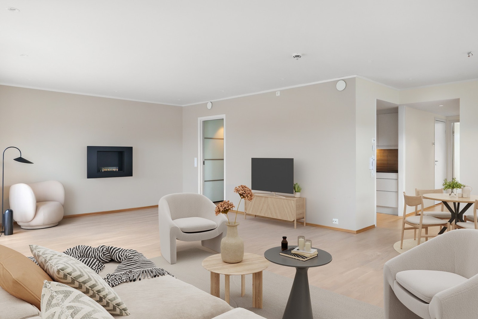 Leiligheten har en gjennomgående og praktisk planløsning og byr på stue, kjøkken, to soverom, bad, eget vaskerom og to trivelige balkonger. Galleribilde