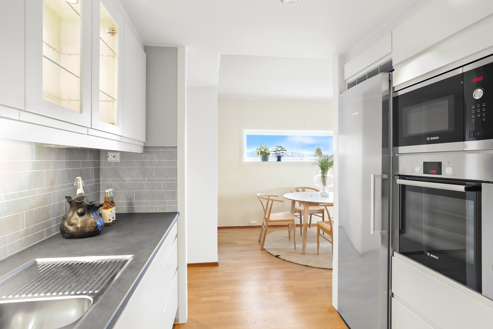 Gulvet har parkett med gulvvarme, som gir en lun og behagelig følelse. Galleribilde