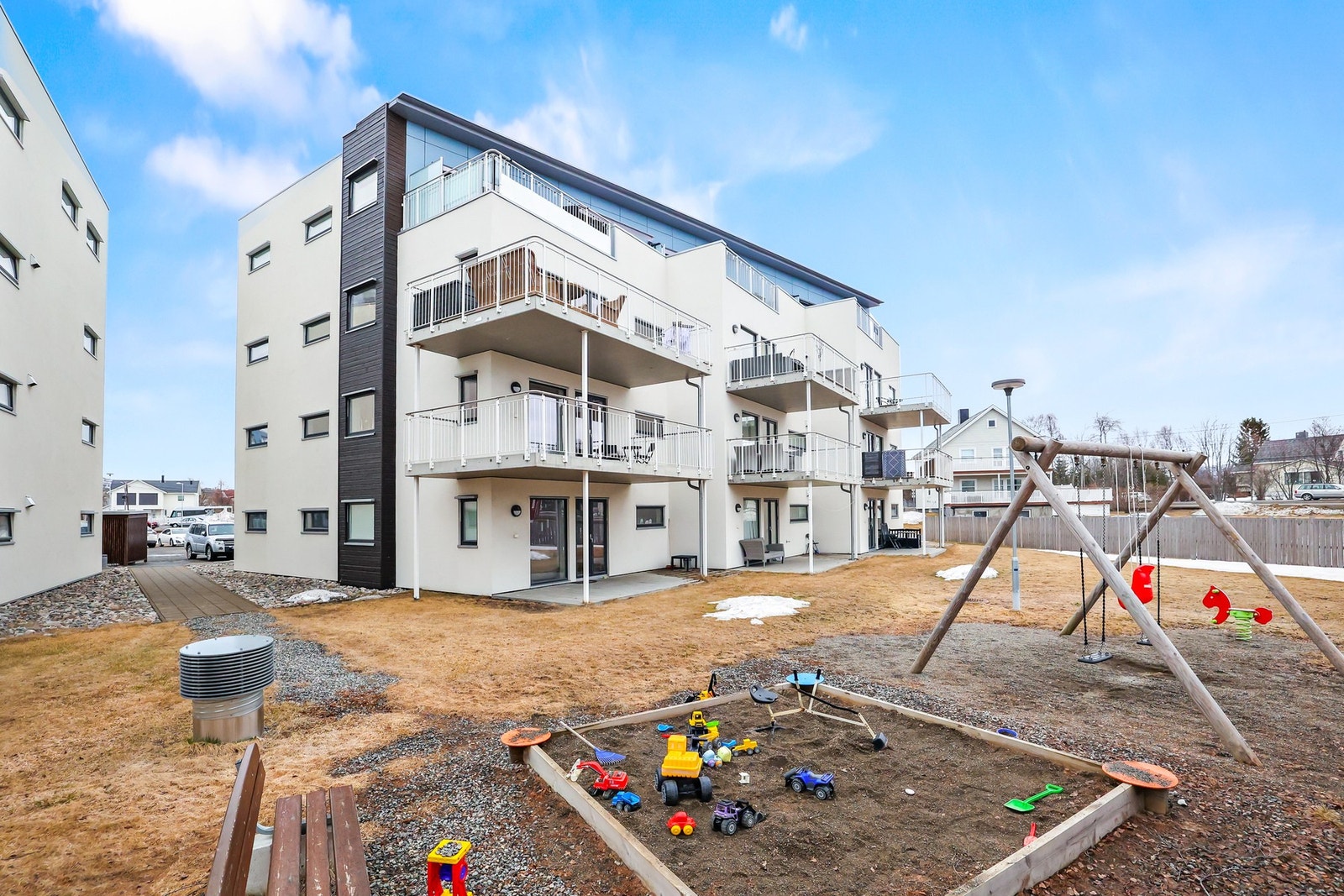 Det er flotte fellesområder med lekeplass like i nærheten. Galleribilde