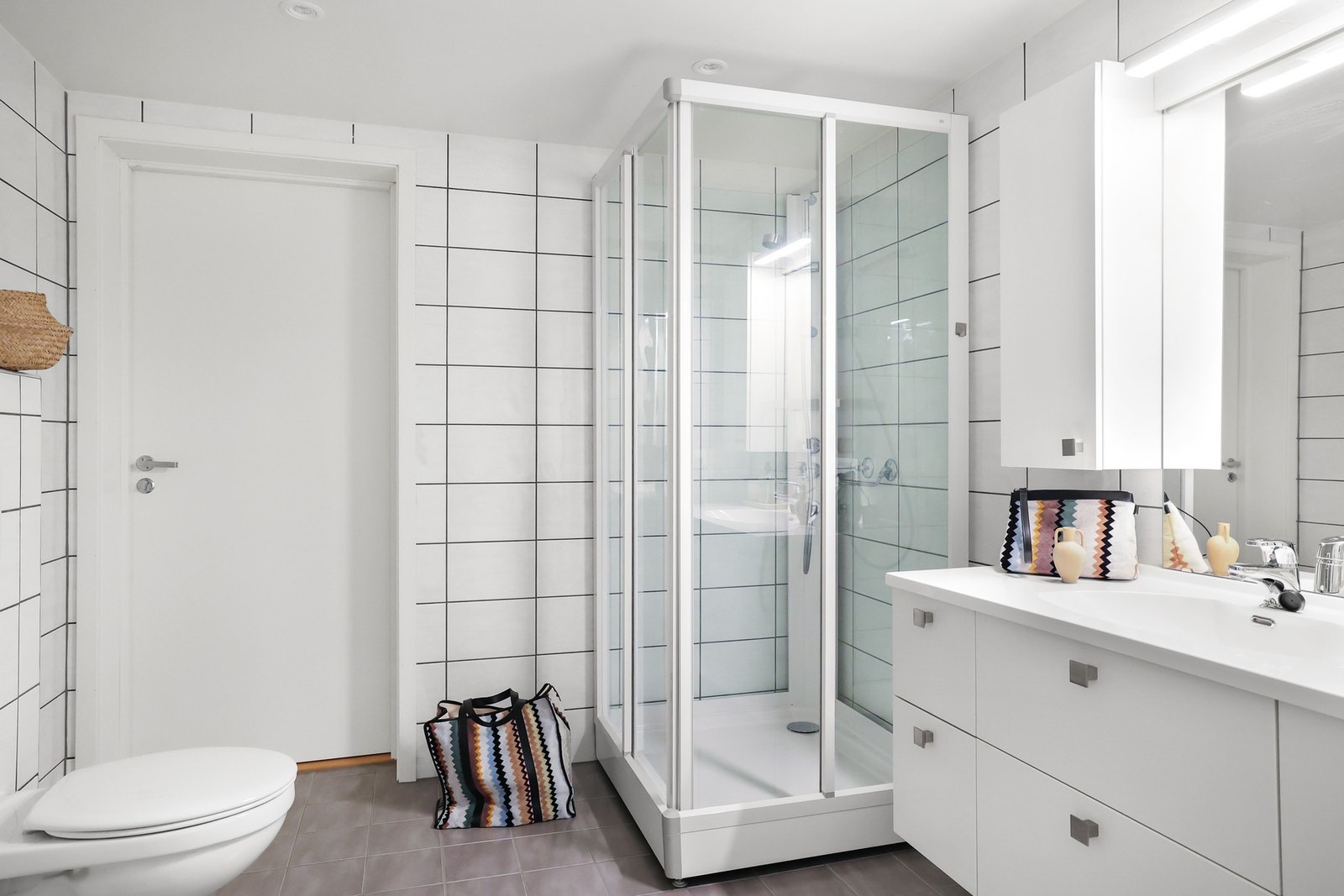 Det er utstyrt med behagelig gulvvarme for økt komfort. Galleribilde