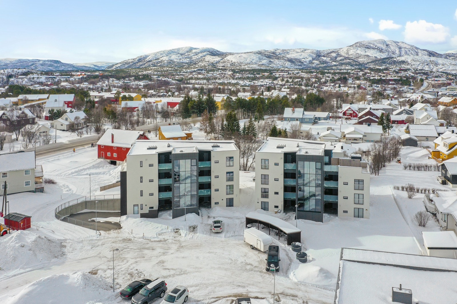 Leiligheten har en attraktiv og sentral beliggenhet i Bossekop, et veletablert og etterspurt boligområde i Alta. Galleribilde