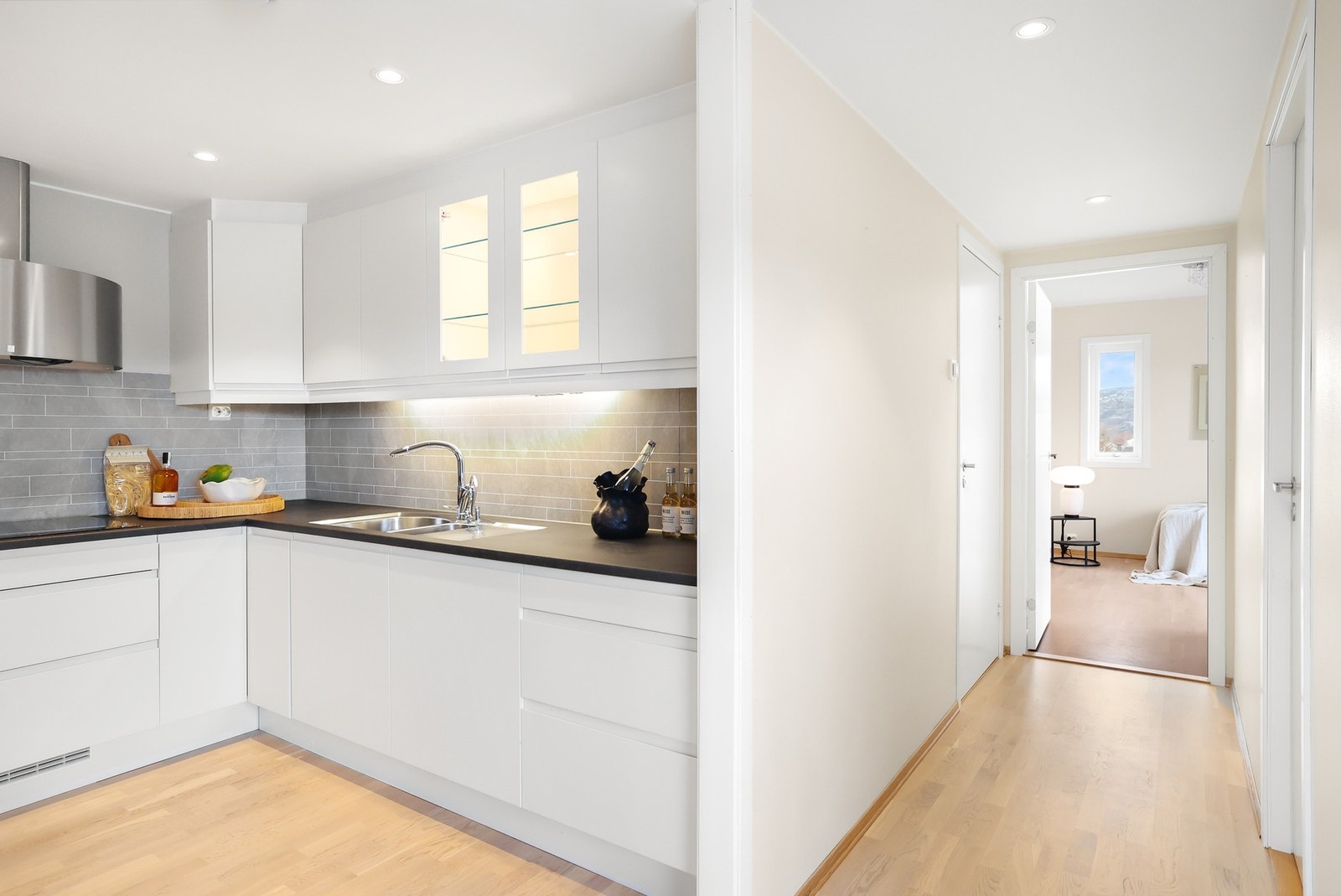 Videre er det adkomst til to soverom og et bad. Galleribilde