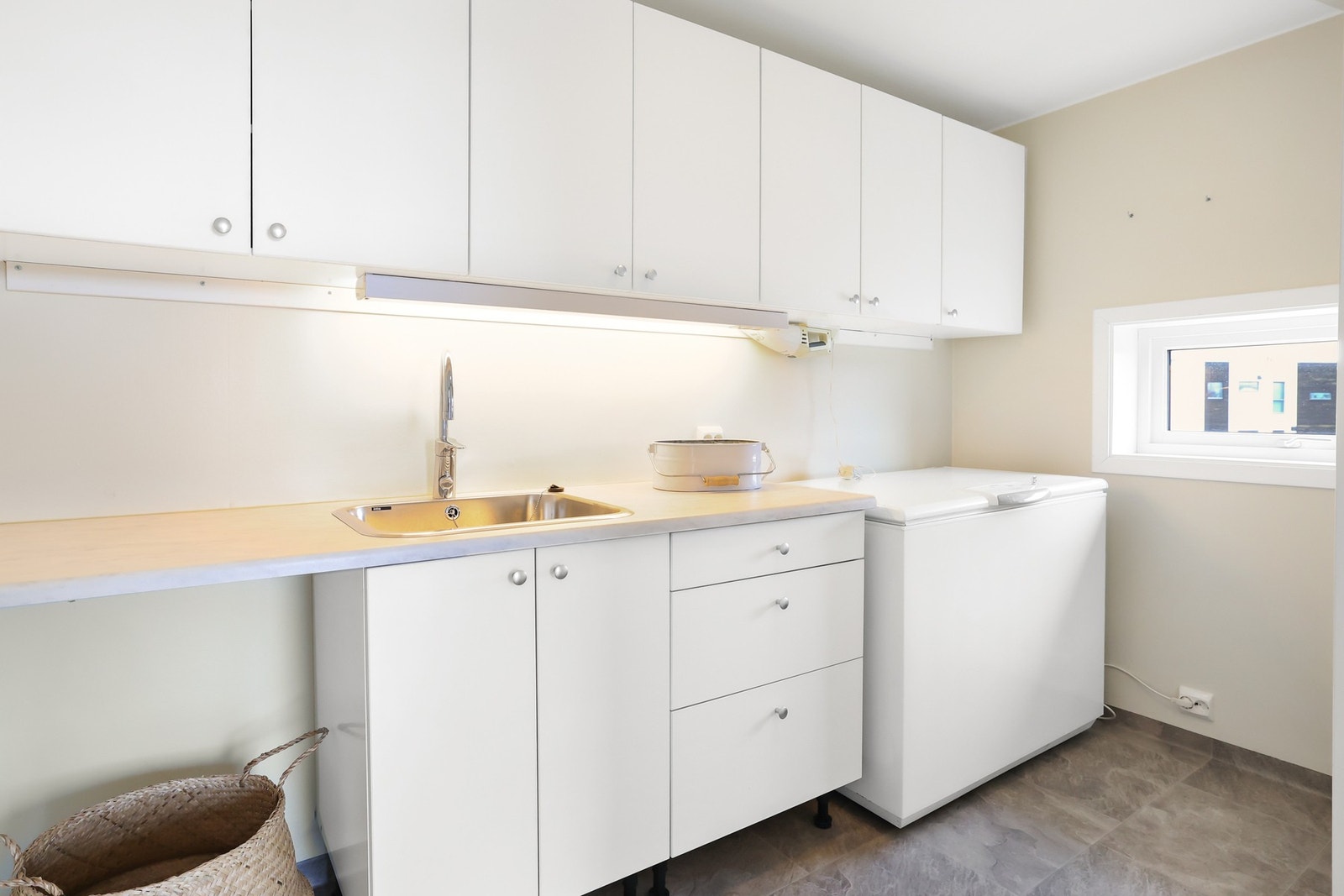 Boligen har et separat og praktisk vaskerom med gulvbelegg og gulvvarme. Galleribilde